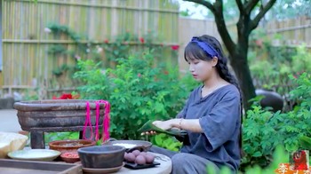 Saat berusia 14 tahun, Li Ziqi memutuskan untuk merantau ke kota, ia bekerja sebagai pelayan di sebuah restoran hingga menjadi DJ. Foto: YouTube Li Ziqi