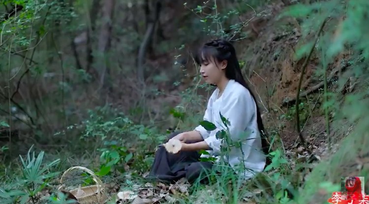 Hidup di Desa, YouTuber Li Ziqi Petik Buah hingga Bikin Mie Sendiri