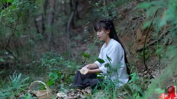 Tak seperti kebanyakan food vlogger yang mengeksplor berbagai makanan yang telah tersedia dan memberikan komentar terkait cita rasa, Li Ziqi memulainya dari bahan-bahan makanannya ia tanam, ia rawat, dan ia petik dari kebunnya. Foto: YouTube Li Ziqi