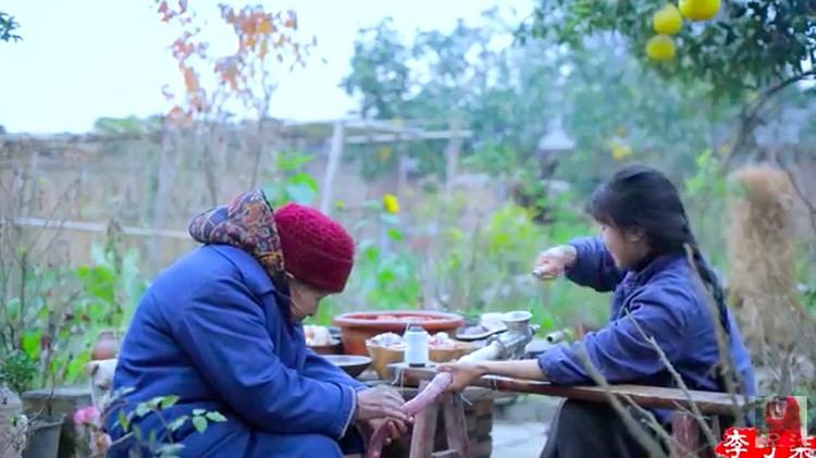 Hidup di Desa, YouTuber Li Ziqi Petik Buah hingga Bikin Mie Sendiri Hidup di Desa, YouTuber Li Ziqi Petik Buah hingga Bikin Mie Sendiri