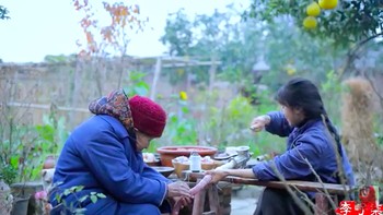 Mendengar kabar sang nenek sakit, Li Ziqi kembali ke desa dan memutuskan untuk hidup di desa kembali bersama neneknya. Foto: YouTube Li Ziqi