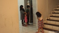 Ada 15 retribusi yang dihapuskan 100% alias digratiskan dalam Pergub ini. Dua di antaranya adalah retribusi pemakaian rusunawa dan sewa tanah makam untuk jangka waktu 3 tahun.