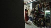 Soal digratiskannya retribusi rusunawa, itu tidak termasuk dengan biaya air dan listrik. Hanya retribusi pemakaian rusunawa saja yang diberi keringanan 100% alias digratiskan.