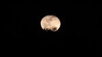 Indahnya Bulan Purnama Stroberi di Langit Bandung