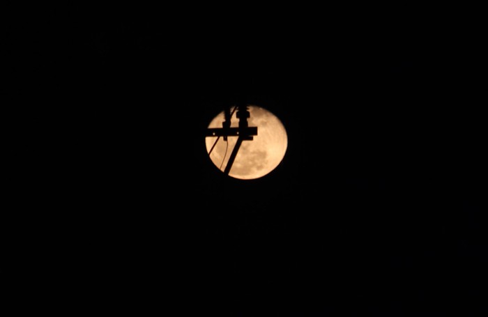 Bulan Purnama stroberi terlihat indah di langit Bandung, Jawa Barat, Selasa (7/7/2020) malam.