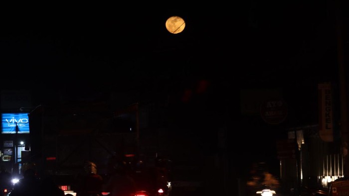 Indahnya Bulan Purnama Stroberi di Langit Bandung Bulan Purnama stroberi terlihat indah di langit Bandung, Jawa Barat, Selasa (7/7/2020) malam.