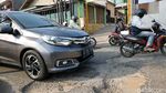 Miris! Jalan Penghubung Bekasi-Jakarta Rusak