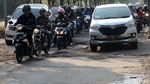 Miris! Jalan Penghubung Bekasi-Jakarta Rusak