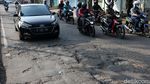 Miris! Jalan Penghubung Bekasi-Jakarta Rusak