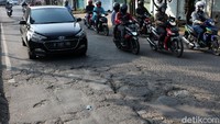 Jalan yang rusak itu akan membahayakan pengendara.