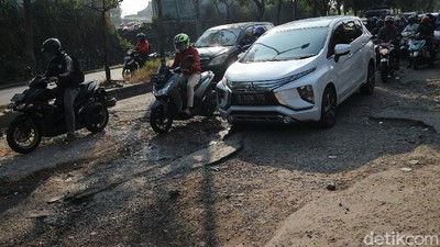Miris! Jalan Penghubung Bekasi-Jakarta Rusak