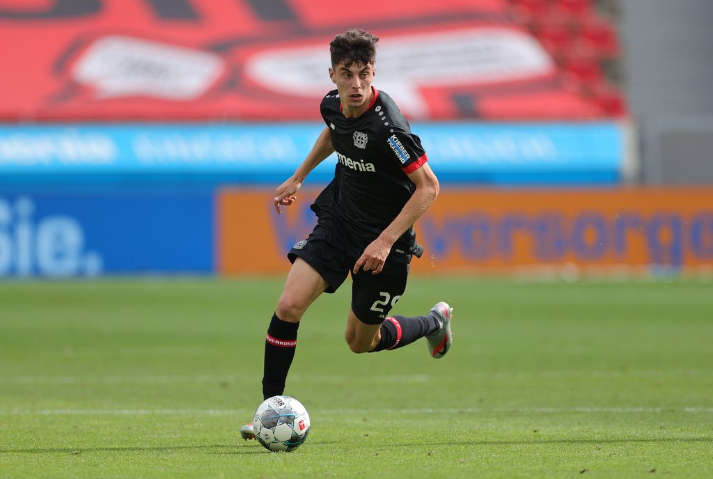 kai havertz bayer leverkusen bundesliga liga jerman LEVERKUSEN, GERMANY - JUNE 27: Kai Havertz of Bayer 04 Leverkusen runs with the ball during the Bundesliga match between Bayer 04 Leverkusen and 1. FSV Mainz 05 at BayArena on June 27, 2020 in Leverkusen, Germany. (Photo by Friedemann Vogel/Pool via Getty Images)