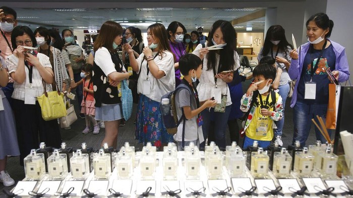 Pandemi COVID-19 membuat warga harus menunda kegiatan liburan. Meski begitu, di Taiwan ada kegiatan penerbangan palsu bagi warga untuk obati rindu naik pesawat.