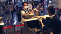 Selayaknya hendak naik pesawat sungguhan, para penumpang pun melakukan check-in terlebih dahulu di bandara. Seperti diketahui, kegiatan penerbangan palsu ini diselenggarakan sebagai salah satu upaya untuk memberikan hiburan kepada masyarakat sekaligus untuk mempersiapkan diri menghadapi fase kenormalan baru dalam dunia penerbangan.