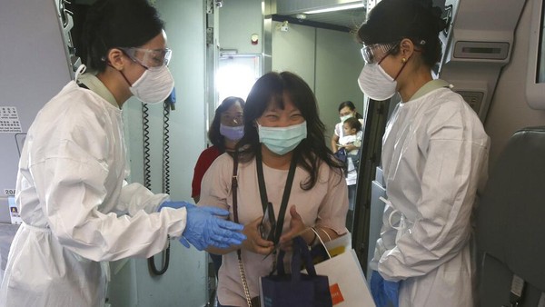 Para awak kabin pun mengenakan sejumlah alat pelindung diri, mulai dari pakaian khusus, masker, hingga sarung tangan saat akan bertugas membantu para penumpang di dalam pesawat. Para awak kabin pun mengenakan sejumlah alat pelindung diri, mulai dari pakaian khusus, masker, hingga sarung tangan saat akan bertugas membantu para penumpang di dalam pesawat.