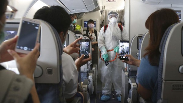 Simulasi penyemprotan cairan disinfektan pun dilakukan sebagai salah satu upaya pencegahan penyebaran virus Corona di dalam kabin pesawat.