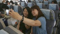 Pandemi virus Corona membuat masyarakat menunda rencana liburan maupun jalan-jalan imbas dari pembatasan aktivitas di sejumlah wilayah dunia. Guna mengusir rindu masyarakat akan liburan dan naik pesawat, pihak Administrasi Penerbangan Sipil Taiwan menggagas kegiatan penerbangan palsu atau tiruan untuk masyarakat.