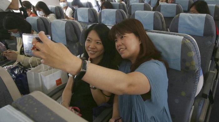 Kangen Liburan, Warga Taiwan Antusias Jajal Penerbangan Bohongan Pandemi COVID-19 membuat warga harus menunda kegiatan liburan. Meski begitu, di Taiwan ada kegiatan penerbangan palsu bagi warga untuk obati rindu naik pesawat.