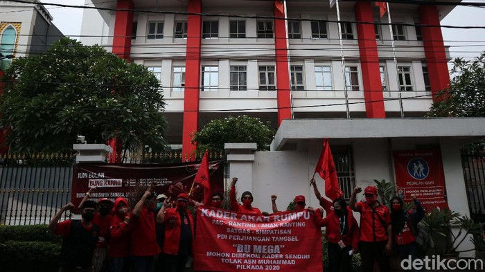 Kantor DPP PDIP Didemo Kader Sendiri Kader akar rumput PDIP menyambangi kantor DPP PDIP di Jalan Diponegoro 58, Jakarta Pusat, Rabu (8/7). Aksi ini terkait surat rekomendasi Calon Wali Kota Taksel.