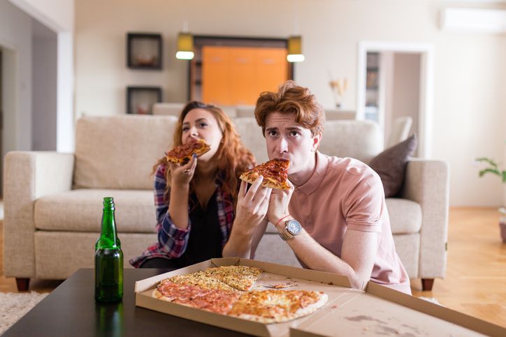7 Kebiasaan Makan yang Harusnya Tidak Dilakukan