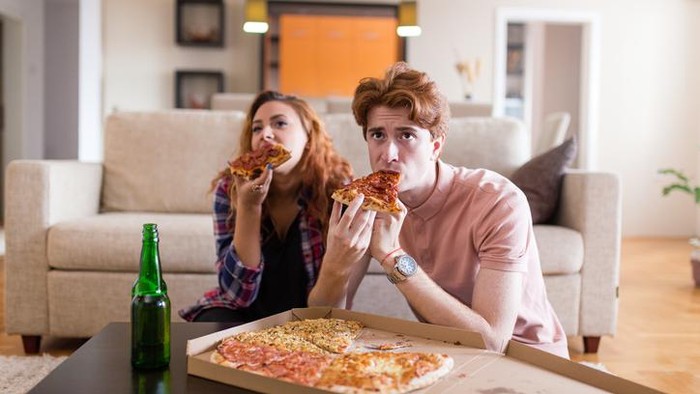 7 Kebiasaan Makan yang Harusnya Tidak Dilakukan