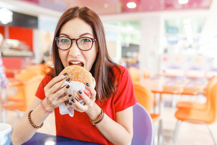 7 Kebiasaan Makan yang Harusnya Tidak Dilakukan
