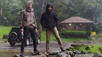 Beberapa meter dari Curug Cibogo, ada jalanan yang dialiri air sungai. Permukaan dangkalnya seringkali dijadikan tempat bermain air. (Ismet Slamet/detikcom)