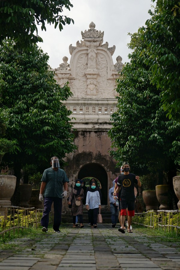Bangunan Taman Sari dulunya mempunyai julukan yaitu The Fragrant Garden. Taman ini memiliki luas 10 hektar lebih dengan 57 bangunan indah di atasnya. (Antara Foto/Andreas Fitri Atmoko) Bangunan Taman Sari dulunya mempunyai julukan yaitu The Fragrant Garden. Taman ini memiliki luas 10 hektar lebih dengan 57 bangunan indah di atasnya. (Antara Foto/Andreas Fitri Atmoko)