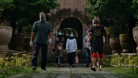 Bangunan Taman Sari dulunya mempunyai julukan yaitu The Fragrant Garden. Taman ini memiliki luas 10 hektar lebih dengan 57 bangunan indah di atasnya.   (Antara Foto/Andreas Fitri Atmoko)