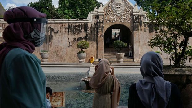 Objek wisata Taman Sari di Yogyakarta kembali dibuka hari ini, Rabu (8/7/2020). Para pengunjung pun diwajibkan untuk patuhi protokol kesehatan yang diterapkan.