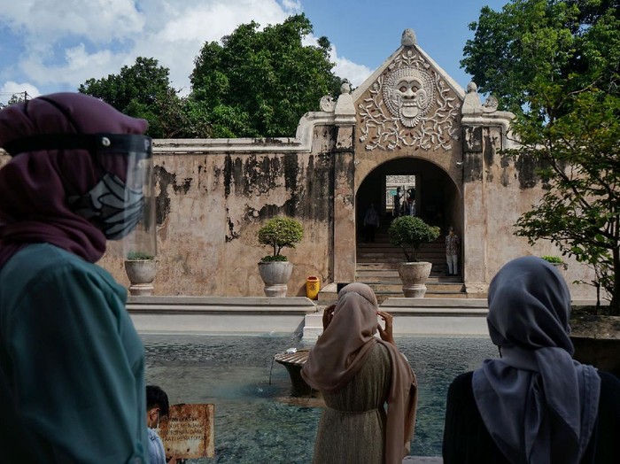Kembali Dibuka, Pengunjung Taman Sari Wajib Pakai Masker-Jaga Jarak Objek wisata Taman Sari di Yogyakarta kembali dibuka hari ini, Rabu (8/7/2020). Para pengunjung pun diwajibkan untuk patuhi protokol kesehatan yang diterapkan.