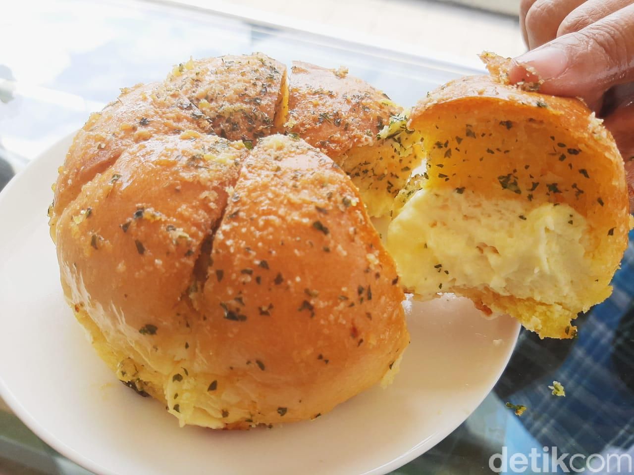 Review Battle 3 Korean Garlic Cheese Bread; Super Furry, Sweet Troops, Odelice Indonesia