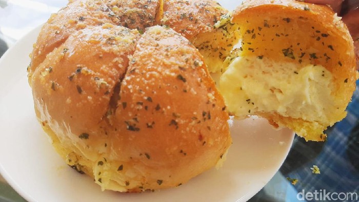 korean garlic cheese bread Review Battle 3 Korean Garlic Cheese Bread; Super Furry, Sweet Troops, Odelice Indonesia
