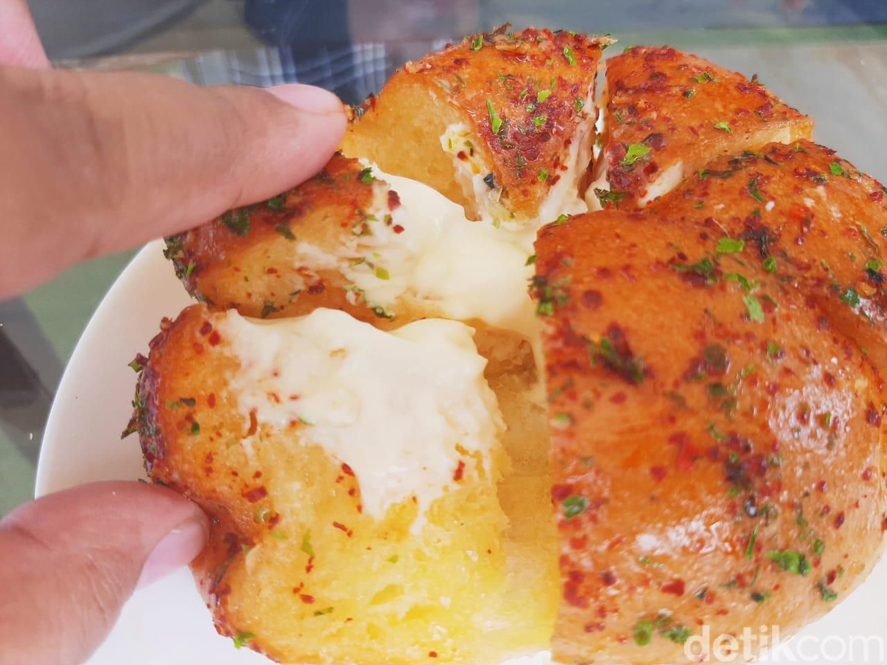 Review Battle 3 Korean Garlic Cheese Bread; Super Furry, Sweet Troops, Odelice Indonesia