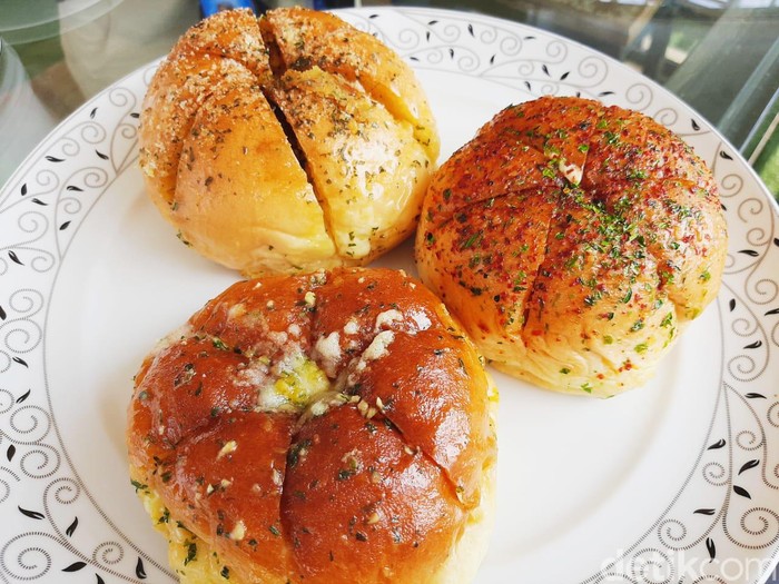 Review Battle 3 Korean Garlic Cheese Bread; Super Furry, Sweet Troops, Odelice Indonesia