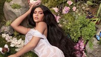 Kylie Jenner jadi perhatian para netizen dan disebut telah melakukan operasi payudara. Dok. Instagram/kyliejenner