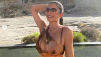 Hal tersebut muncul saat Kylie mengunggah video dirinya tampil dengan bikini seksi yang memperlihatkan hampir seluruh bagian payudaranya. Dok. Instagram/kyliejenner