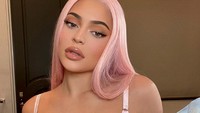 Hal tersebut untuk mendukung bukti bahwa ibu satu anak itu sudah melakukan operasi untuk membesarkan payudara. Dok. Instagram/kyliejenner