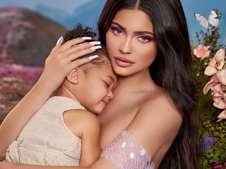 Kylie Jenner Dituding Operasi Payudara, Perubahannya Disorot