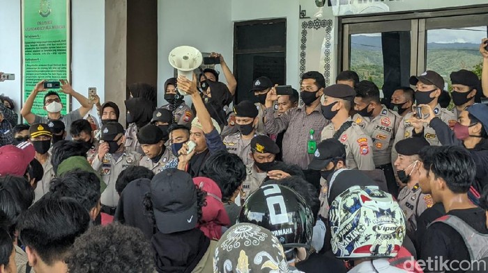 Mahasiswa Demo Kantor Kejari Parepare