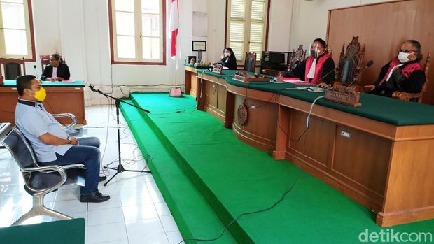 Majelis Hakim PN Makassar menjatuhkan vonis hukuman pidana 6 bulan dengan masa percobaan 10 bulan pada Wakil Ketua DPD I Golkar Sulsel.