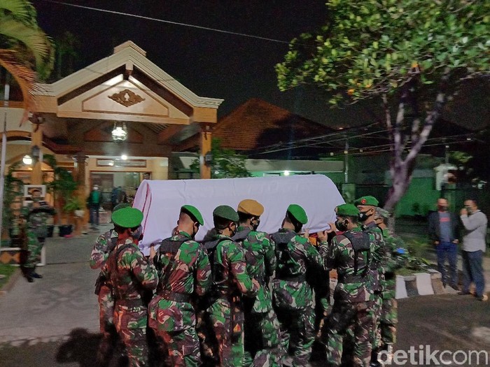 Mantan Bupati Bojonegoro Mochamad Santoso tutup usia pukul 17.30 WIB. Santoso meninggal dunia setelah dirawat intensif di Rumah Sakit Darmo Surabaya.