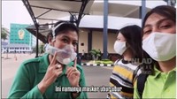 Banyak yang penasaran dengan masker yang dipakai istri Kepala Staf Angkatan Darat (KSAD) Jenderal TNI Andika Perkasa, Diah Erwiany Trisnamurti Hendrati Hendropriyono. Dalam sebuah video, ia menyebutnya masker ubur-ubur. Nama tersebut dicetuskannya dengan nada berkelakar ketika seseorang menanyakan masker apa yang dikenakannya. Istimewa/YouTube/TNI AD  