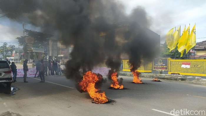 Massa dari DPD II Buton Utara demo kantor DPD I Golkar Sultra terkait nama yang direkomendasikan dalam pilkada 2020 (Sitti Harlina/detikcom)