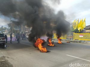 Protes Nama Calon di Pilkada, Massa DPD II Golkar Bakar Ban Depan DPD Sultra