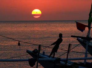 Menikmati Matahari Terbenam di Dermaga Penarukan