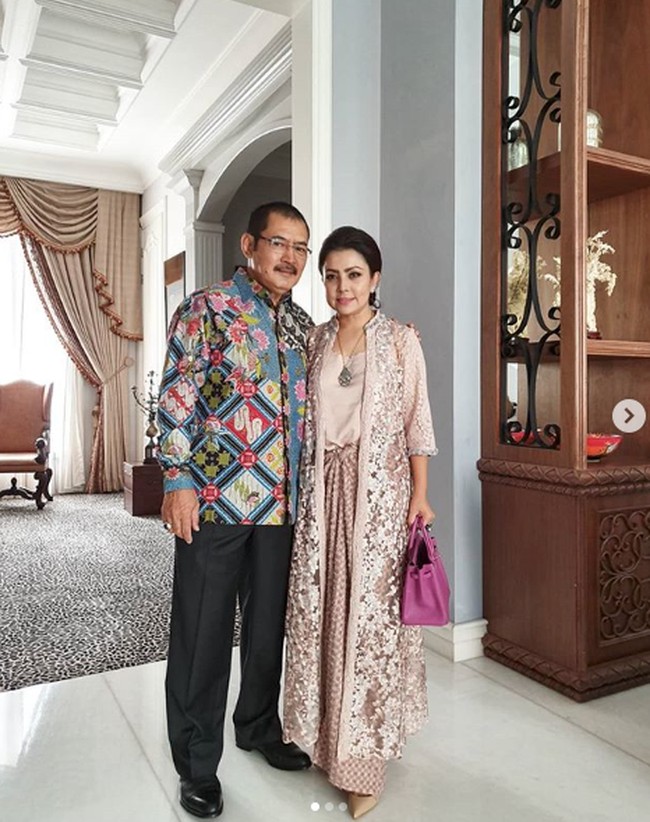 Penyanyi yang bernama Agustina Mayangsari ini menikah resmi dengan Bambang Trihatmodjo 11 Juli 2011. Kabarnya sebelum itu, Mayang dan Bambang menikah siri pada 7 Juli 2000. Dari pernikahan keduanya, lahir seorang anak perempuan bernama Kirania Siti Hartina Trihatmodjo pada 30 Maret 2006 di Rumah Sakit Internasional Bintaro.  Foto: Dok. Instagram/mayangsaritrihatmodjoreal