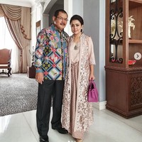 Penyanyi yang bernama Agustina Mayangsari ini menikah resmi dengan Bambang Trihatmodjo 11 Juli 2011. Kabarnya sebelum itu, Mayang dan Bambang menikah siri pada 7 Juli 2000. Dari pernikahan keduanya, lahir seorang anak perempuan bernama Kirania Siti Hartina Trihatmodjo pada 30 Maret 2006 di Rumah Sakit Internasional Bintaro.  Foto: Dok. Instagram/mayangsaritrihatmodjoreal