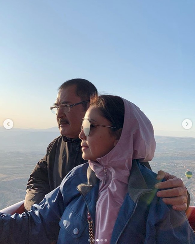 Selain ke AS, Mayangsari juga sempat liburan ke Turki bersama suaminya Bambang Trihatmodjo dan putri mereka, Khirani. Pada Oktober 2019 mereka menjelajah Turki bersama. Salah satu destinasi yang mereka datangi adalah tur naik balon udara di Cappadocia. Foto: Dok. Instagram/mayangsaritrihatmodjoreal