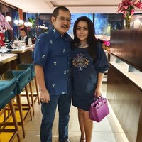 Bukan Mayangsari dan Bambang Trihatmodjo namanya jika penampilannya tak kompak. (Foto: Instagram/@mayangsaritrihatmodjoreal)